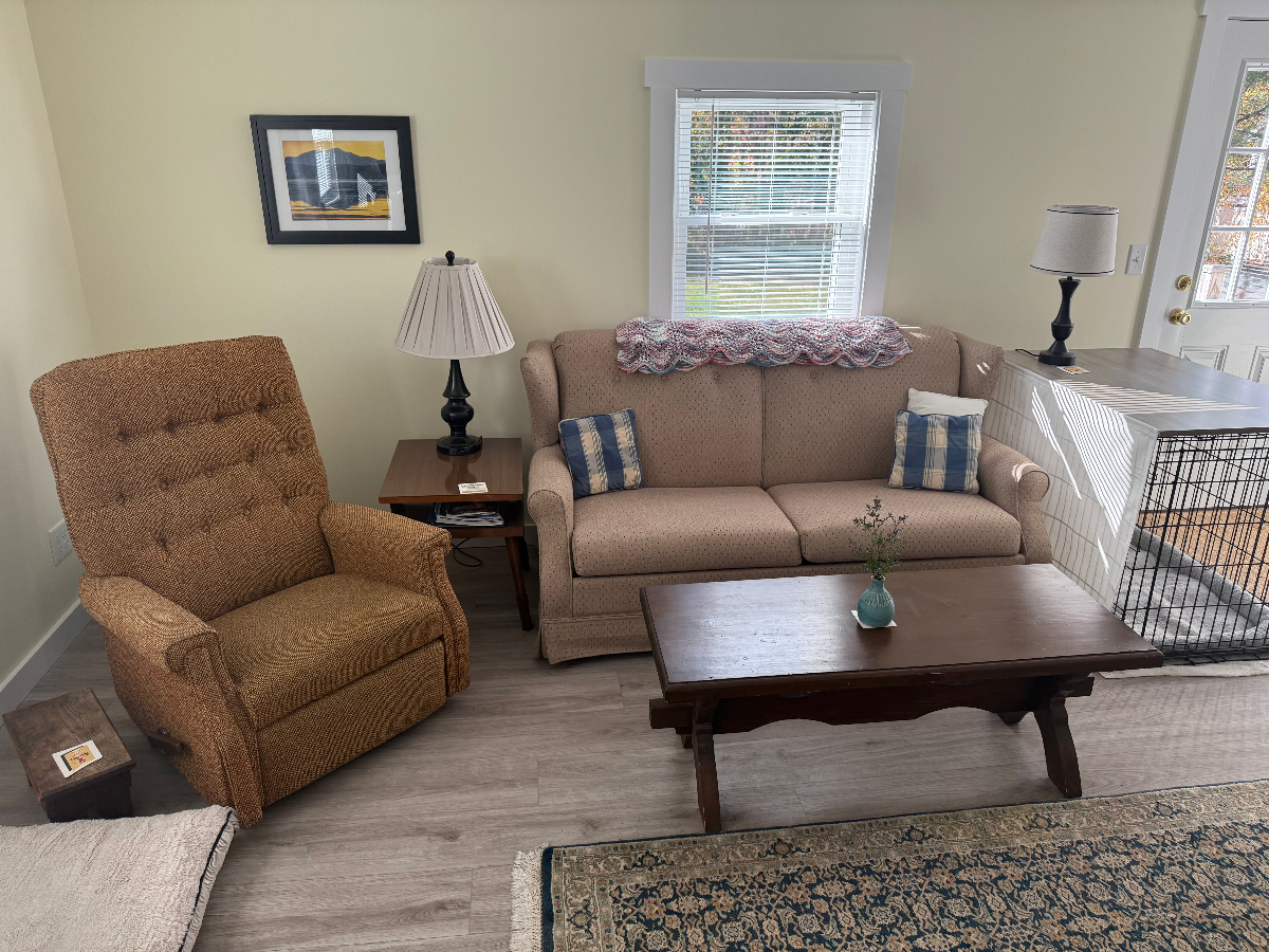 GREAT location, just renovated with brand-new kitchen - Photo 4