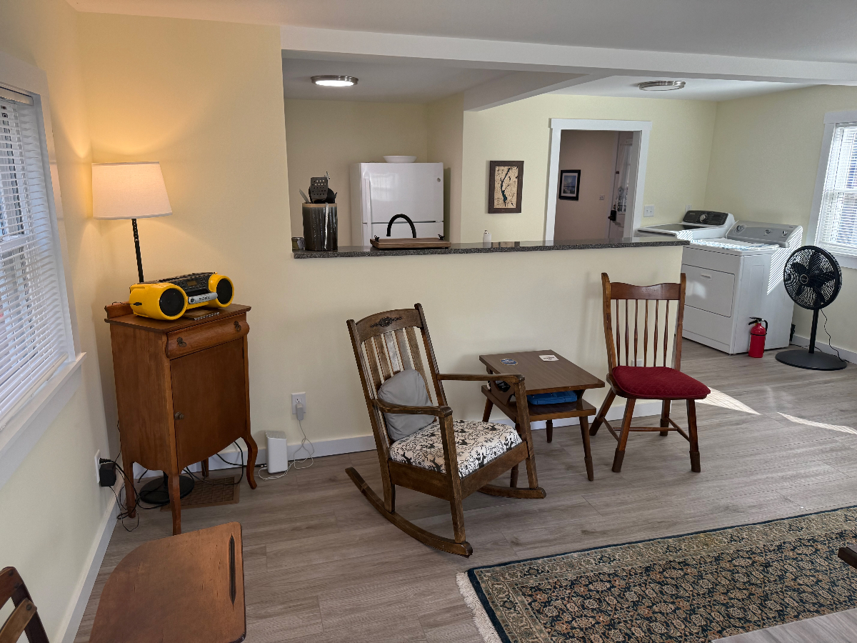 GREAT location, just renovated with brand-new kitchen - Photo 6