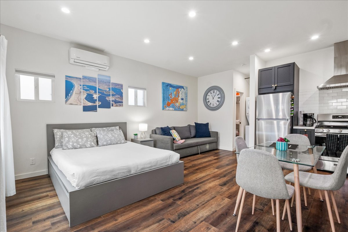 Modern, Private Studio in the Heart of Kensington - Large Outdoor Patio, Parking & All Utilities Included - Photo 5