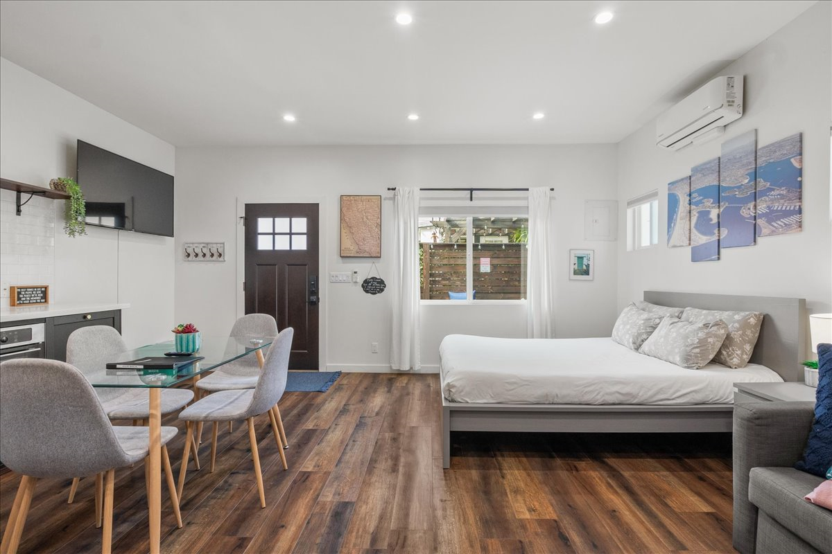 Modern, Private Studio in the Heart of Kensington - Large Outdoor Patio, Parking & All Utilities Included - Photo 3