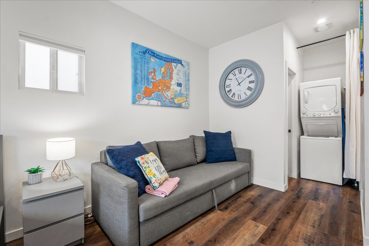 Modern, Private Studio in the Heart of Kensington - Large Outdoor Patio, Parking & All Utilities Included - Photo 6