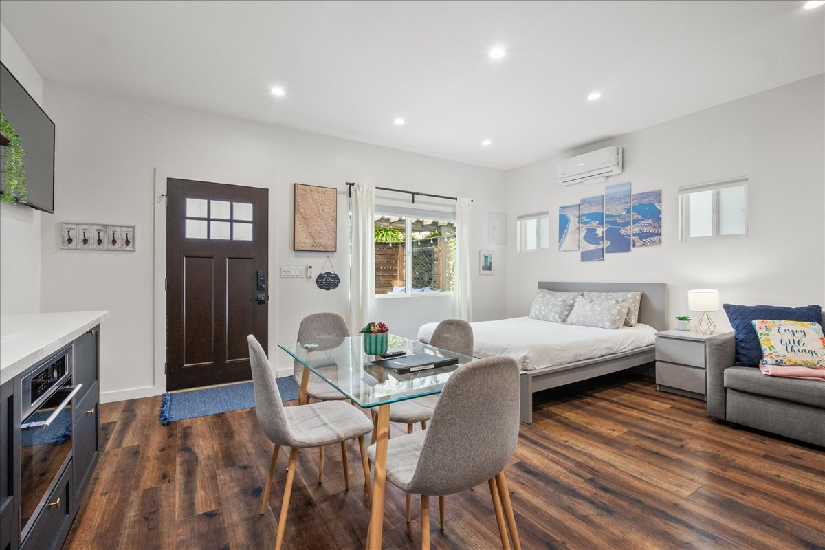 Modern, Private Studio in the Heart of Kensington - Large Outdoor Patio, Parking & All Utilities Included - Photo 4