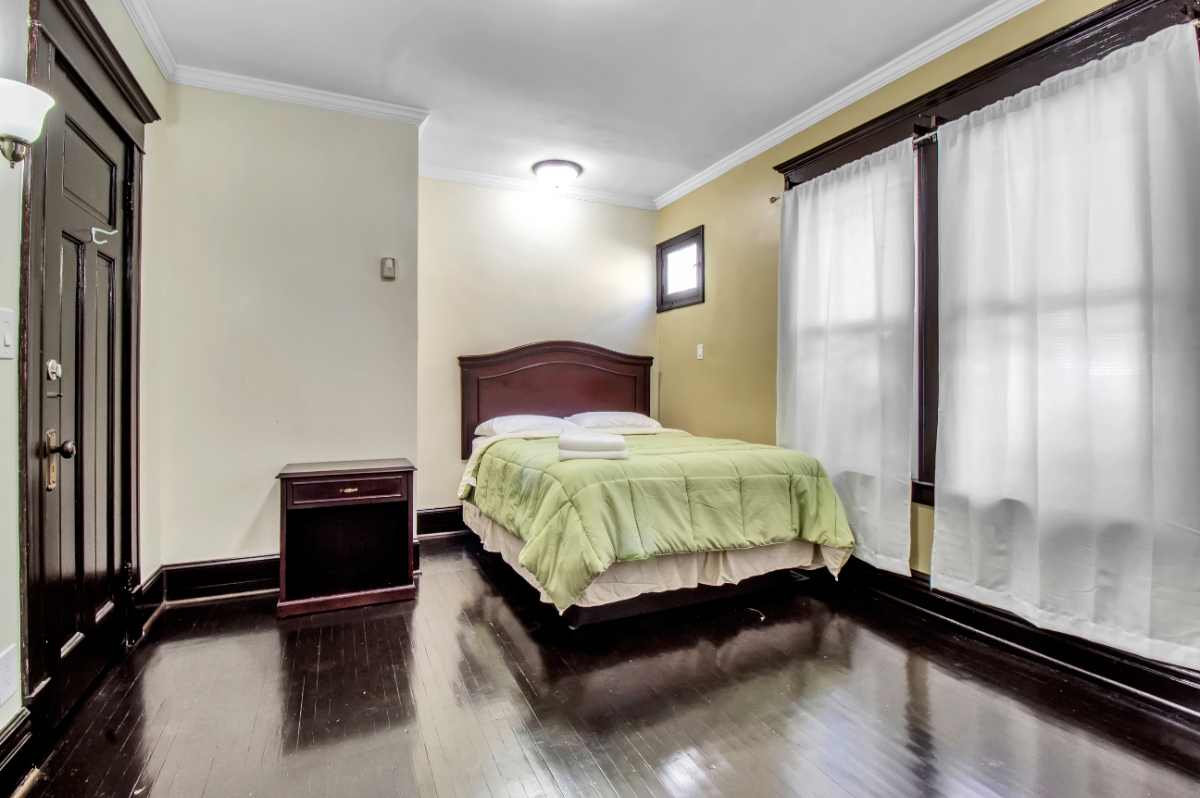 6 Bedroom 2 Bath House Buffalo NY Sleeps 16 - Photo 3