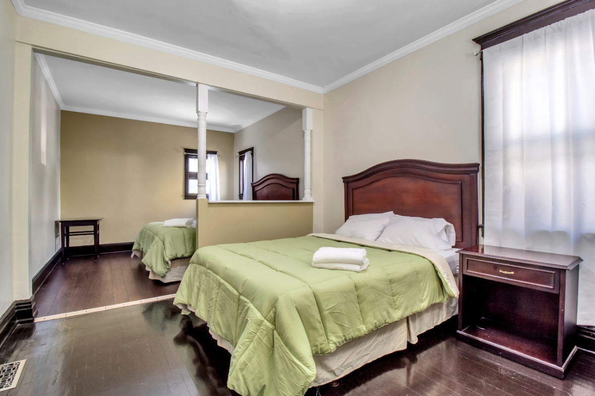 6 Bedroom 2 Bath House Buffalo NY Sleeps 16 - Photo 4