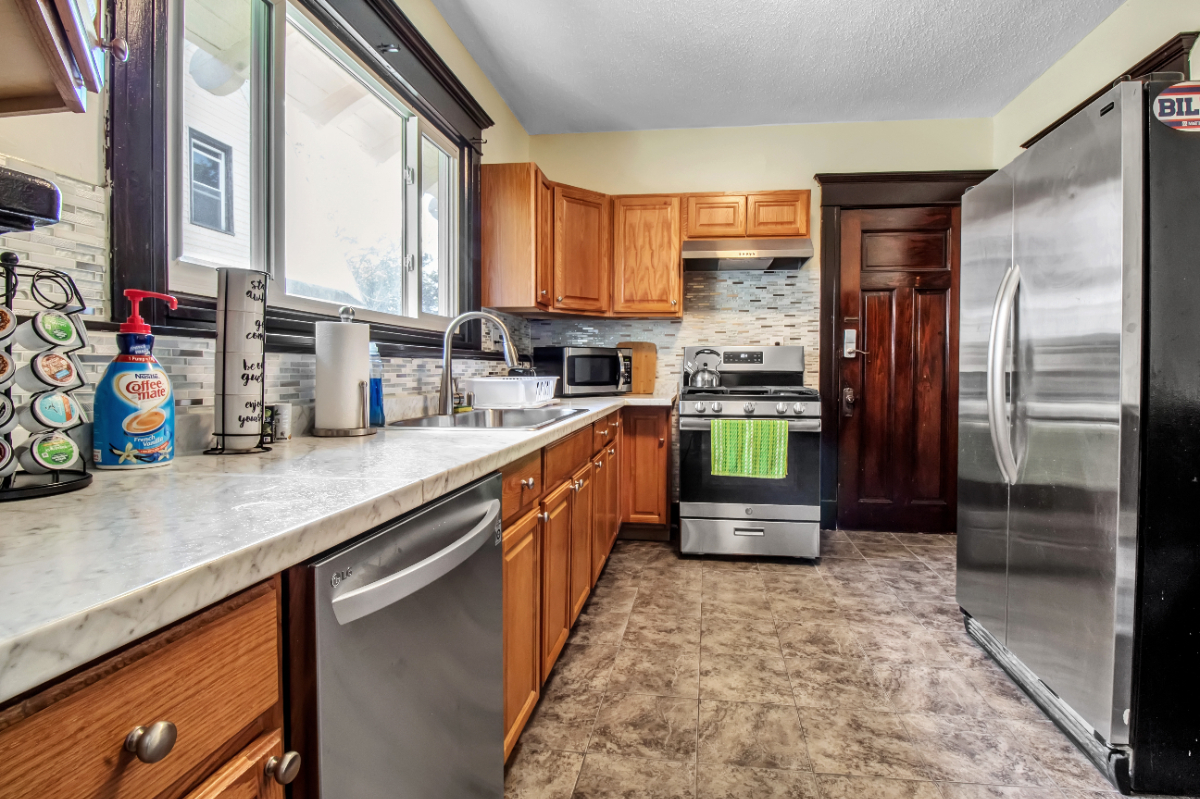 6 Bedroom 2 Bath House Buffalo NY Sleeps 16 - Photo 7