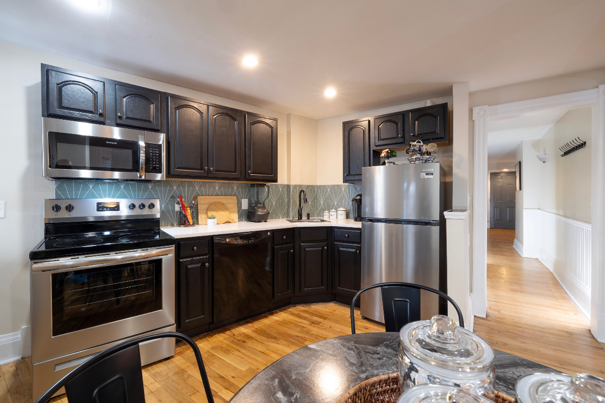 Cozy Apartment by AMC Hospital-Free Parking - Photo 3
