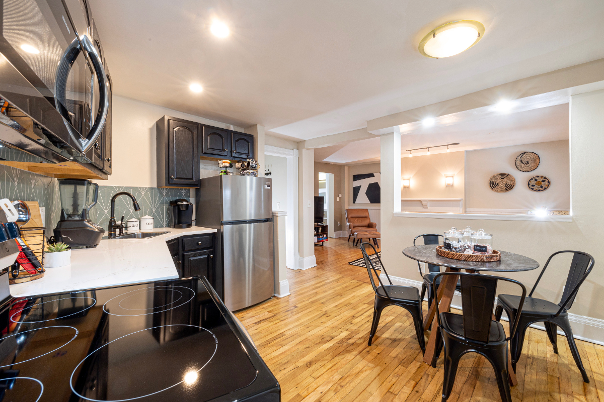 Cozy Apartment by AMC Hospital-Free Parking - Photo 4