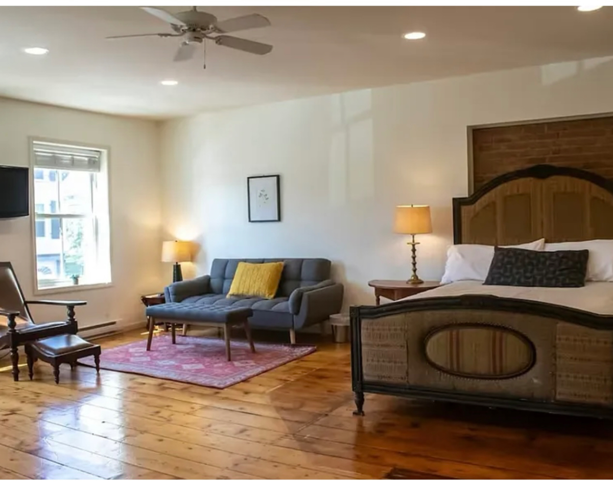 Charming Historic Studio in Riverfront Village. - Photo 2