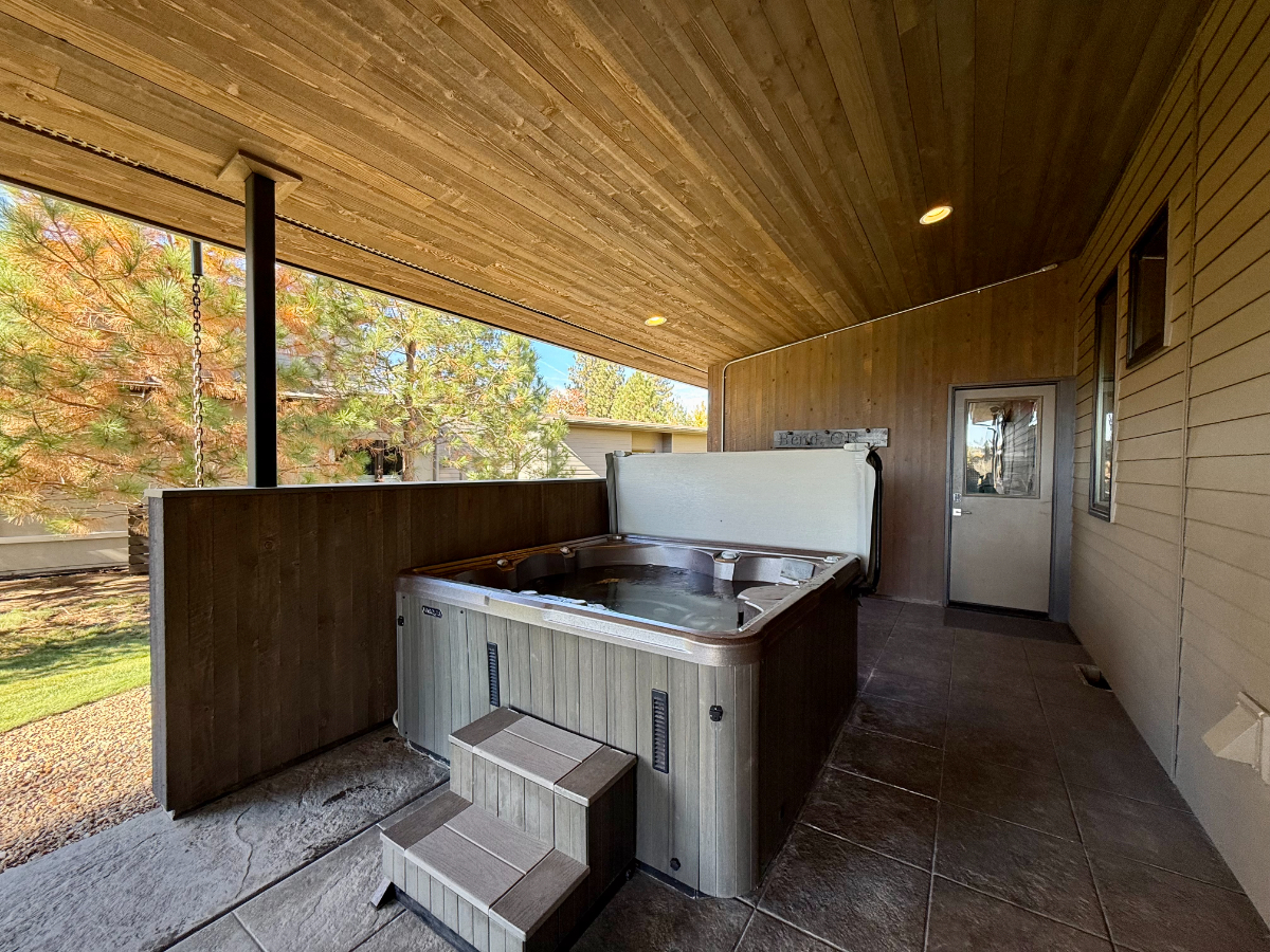 Golf & Gather Estate - 3 Bed, 3.5 Bath, Hot Tub, On Hole 13 at Tetherow - Photo 2