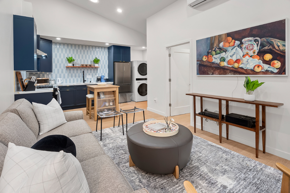 Brand-New 1-Bed Guest House with King Sized Bed, Fast Wifi, Gated Parking, High Ceilings & Central LA Location - Indigo Suite - Photo 2