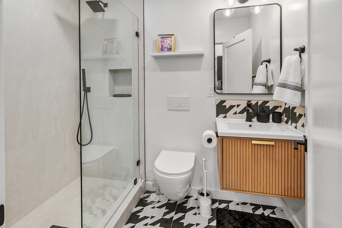 Brand-New 1-Bed Guest House with King Sized Bed, Fast Wifi, Gated Parking, High Ceilings & Central LA Location - Indigo Suite - Photo 5