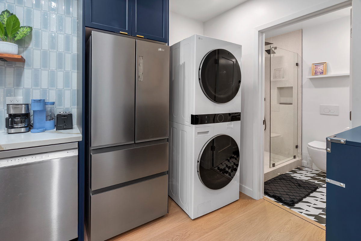 Brand-New 1-Bed Guest House with King Sized Bed, Fast Wifi, Gated Parking, High Ceilings & Central LA Location - Indigo Suite - Photo 3