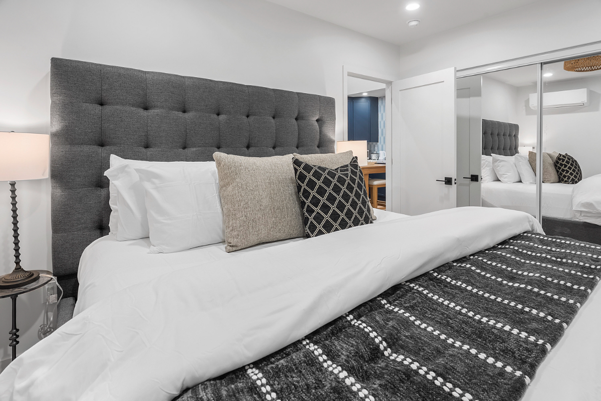 Brand-New 1-Bed Guest House with King Sized Bed, Fast Wifi, Gated Parking, High Ceilings & Central LA Location - Indigo Suite - Photo 6