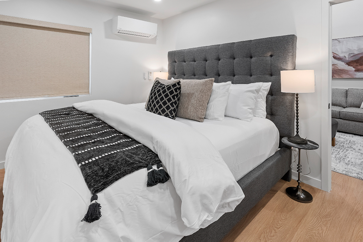 Brand-New 1-Bed Guest House with King Sized Bed, Fast Wifi, Gated Parking, High Ceilings & Central LA Location - Indigo Suite - Photo 4