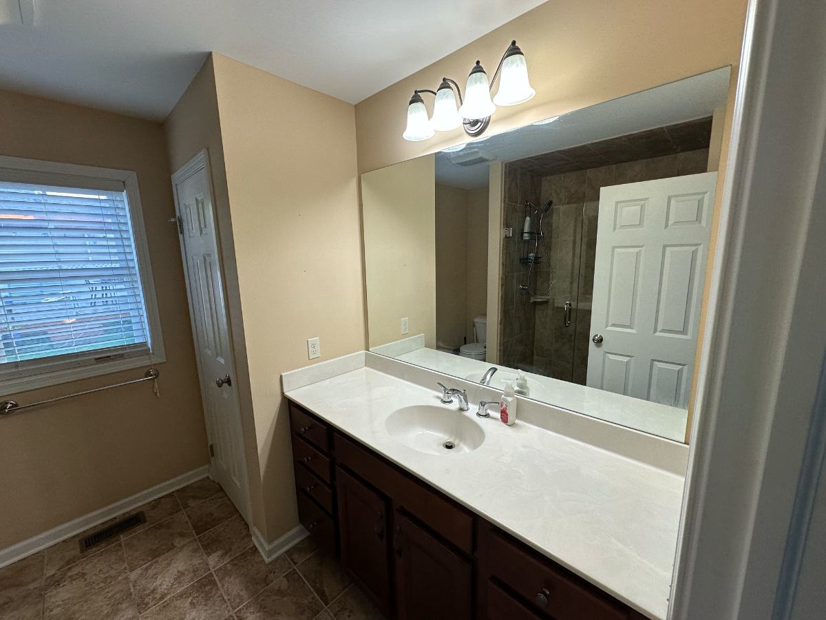 Spacious Ensuite Bedroom Less Than 5min from University of Rochester - Photo 2
