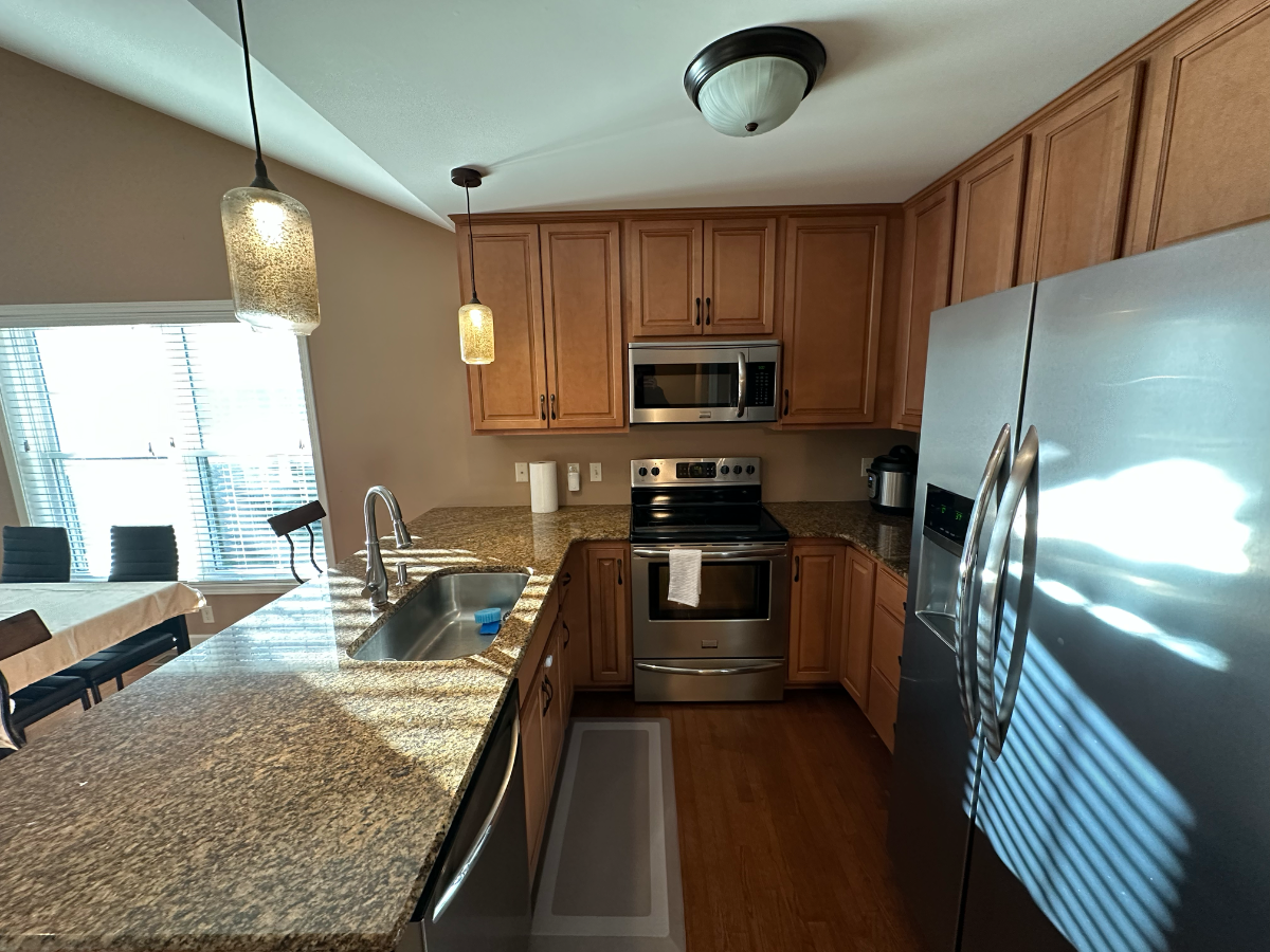 Spacious Ensuite Bedroom Less Than 5min from University of Rochester - Photo 3