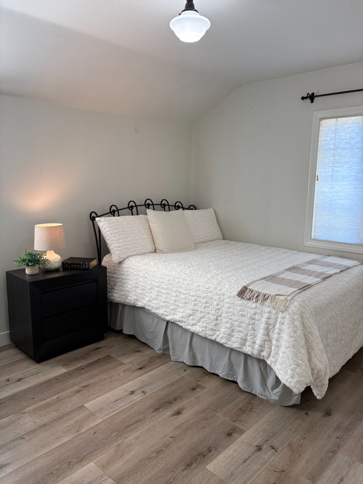 Cute & clean furnished one bedroom with a shared bath in a home in Ventura midtown - Photo 2