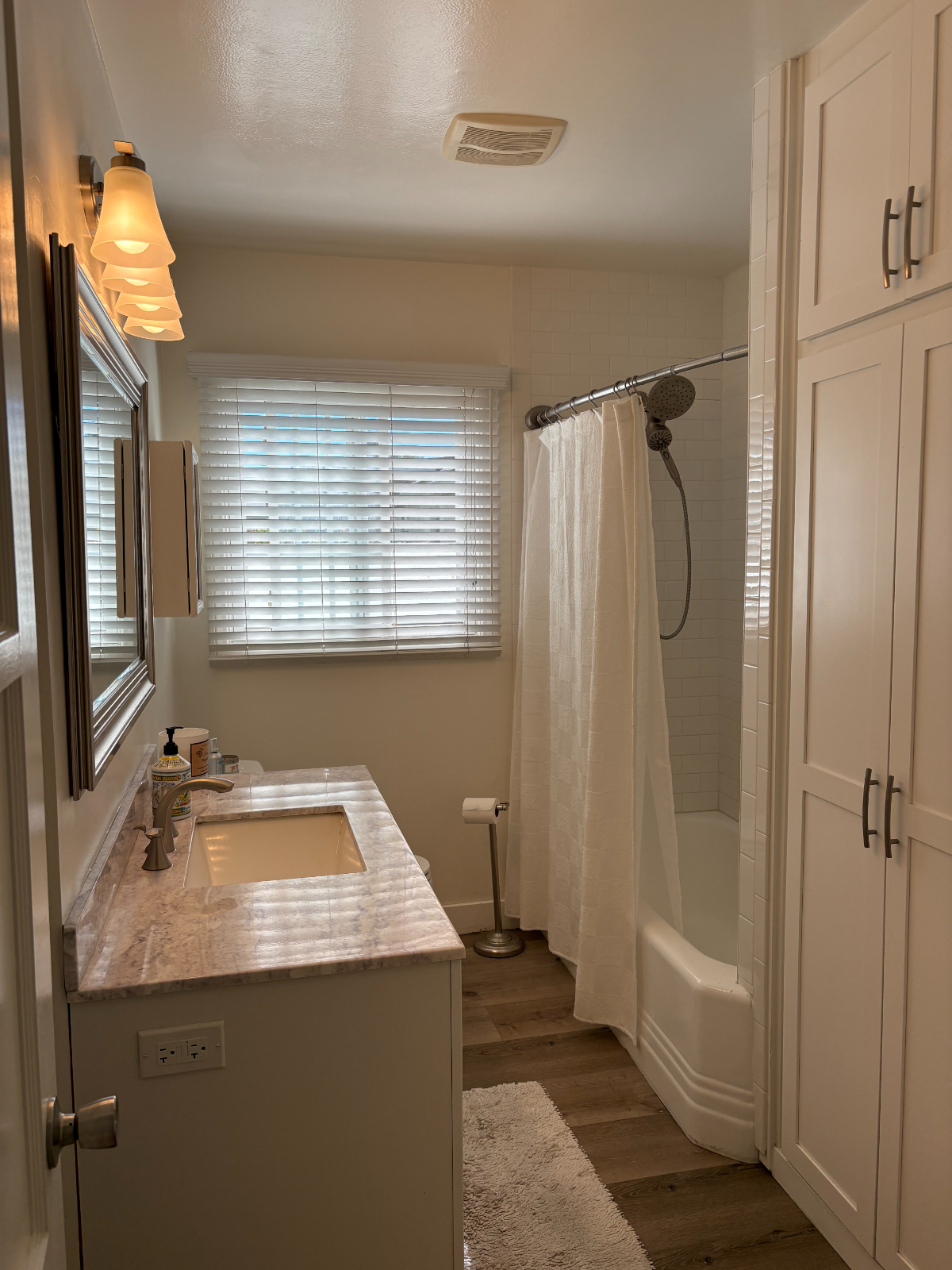 Cute & clean furnished one bedroom with a shared bath in a home in Ventura midtown - Photo 5