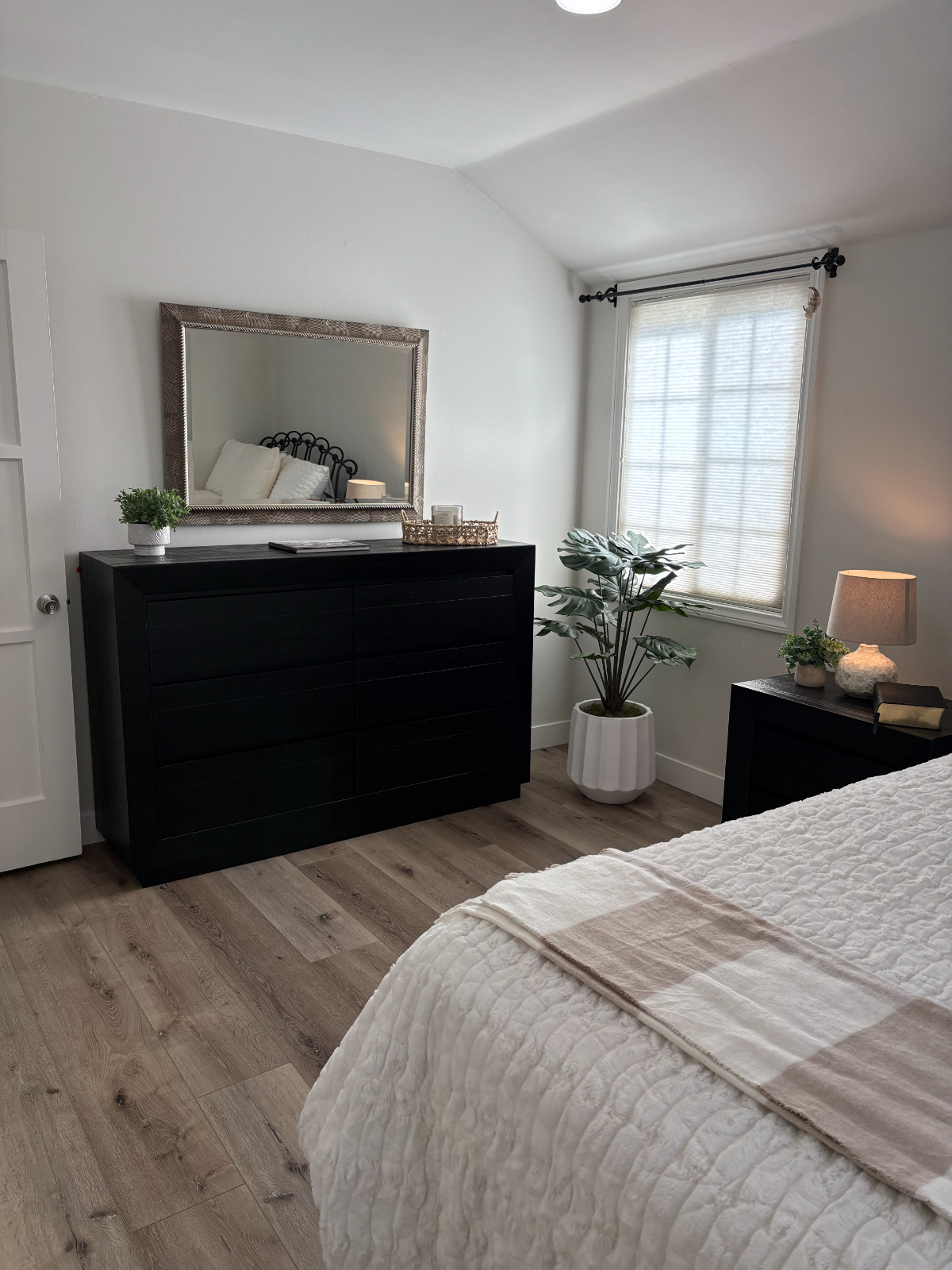 Cute & clean furnished one bedroom with a shared bath in a home in Ventura midtown - Photo 4