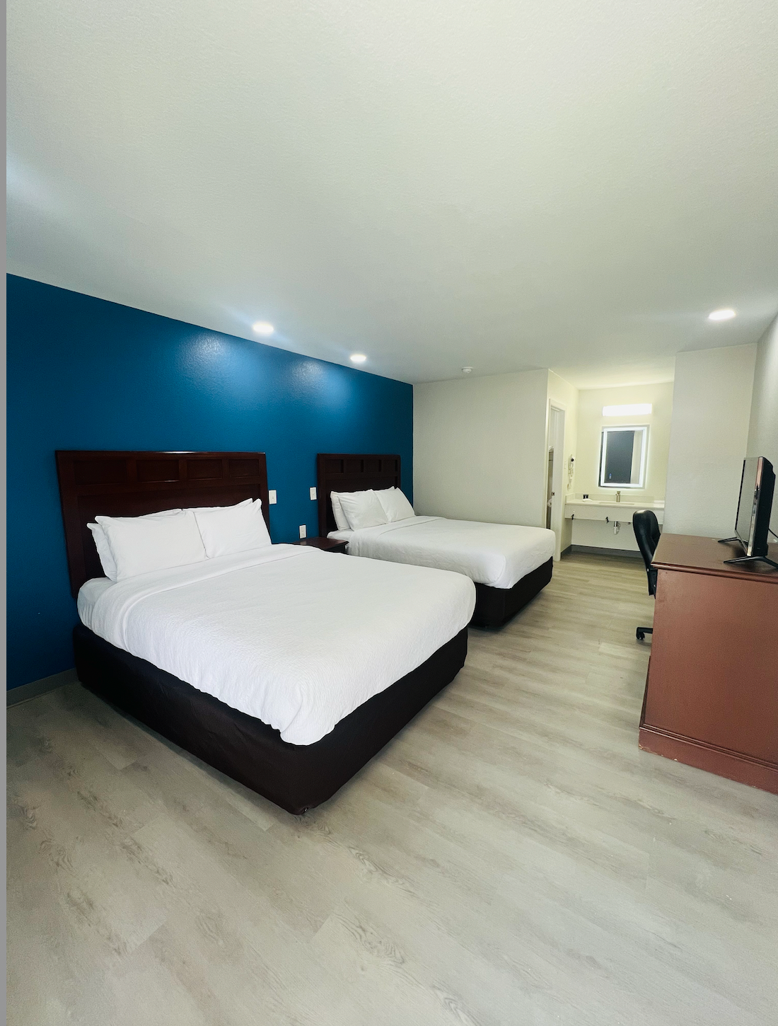 Newly Renovated Hallmark Inn - Photo 1