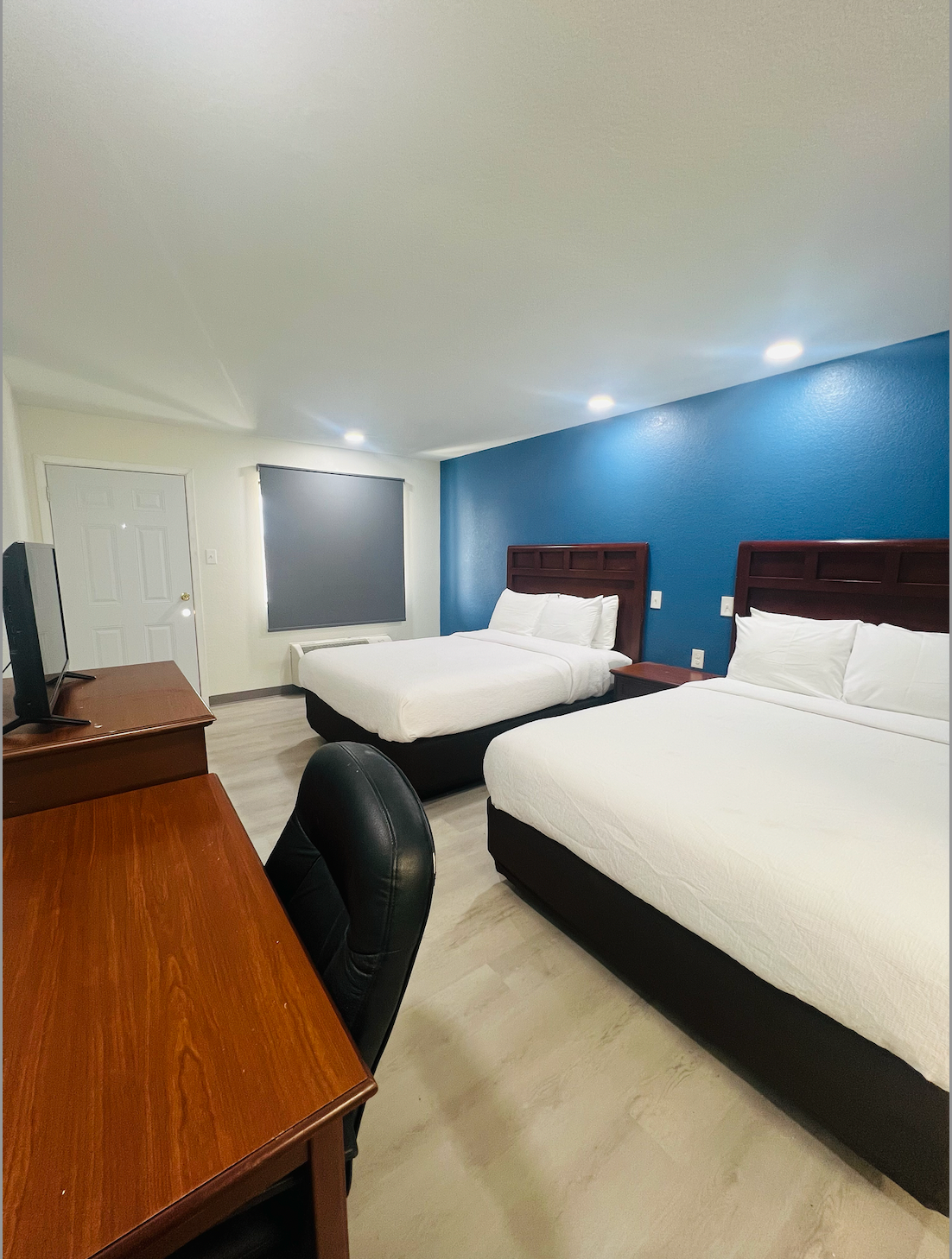 Newly Renovated Hallmark Inn - Photo 4
