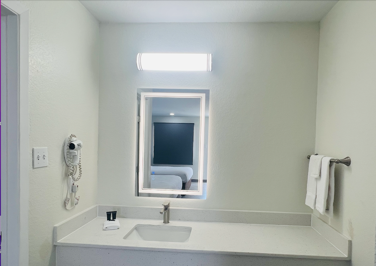 Newly Renovated Hallmark Inn - Photo 5