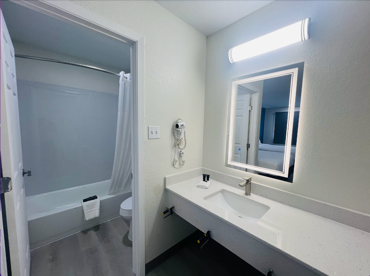 Newly Renovated Hallmark Inn - Photo 6