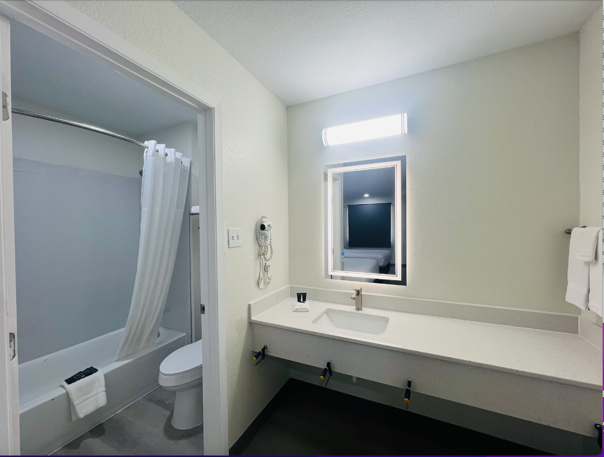 Newly Renovated Hallmark Inn - Photo 7