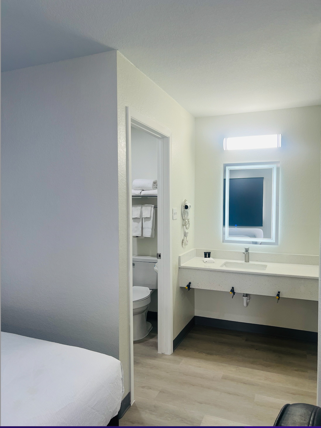 Newly Renovated Hallmark Inn - Photo 8