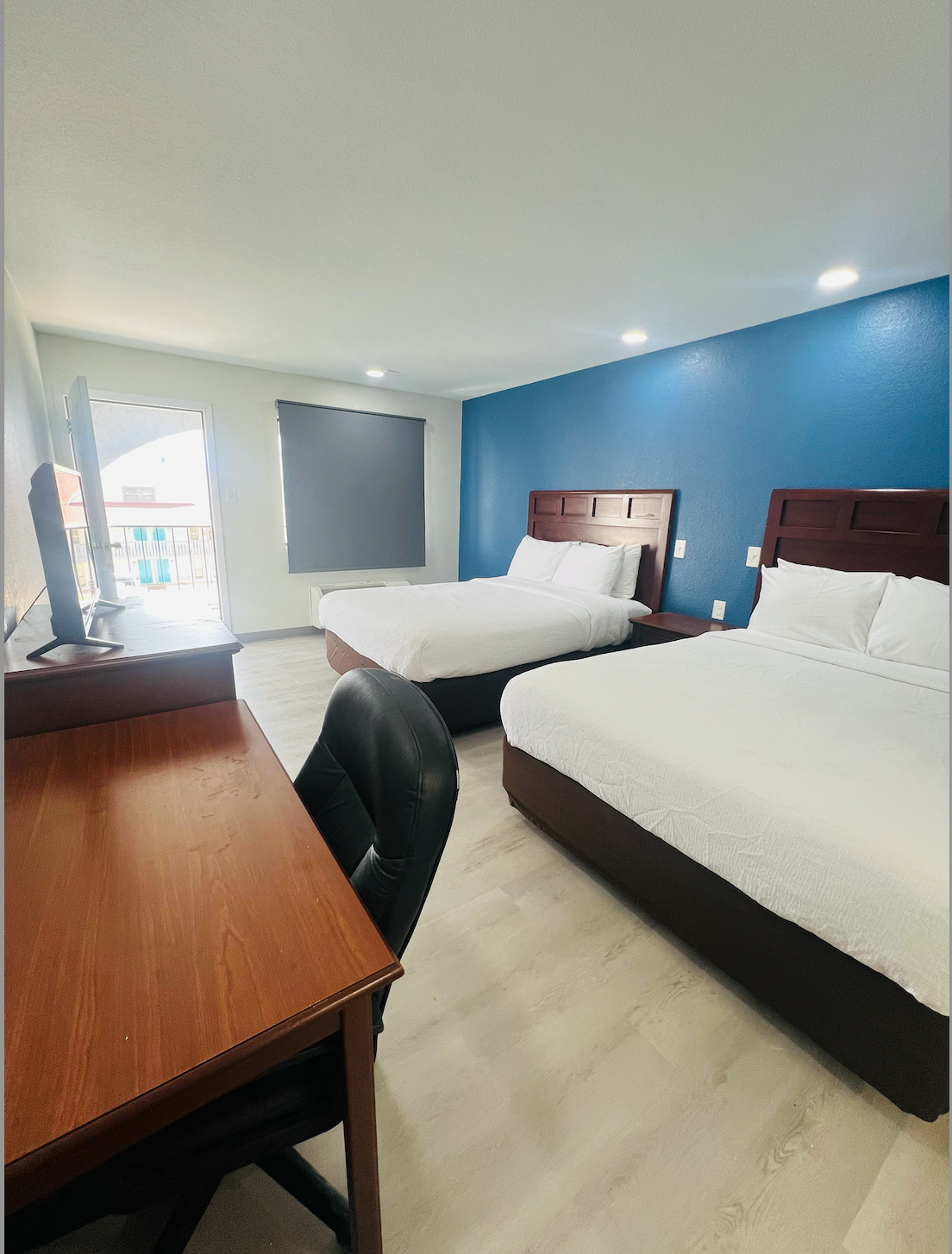 Newly Renovated Hallmark Inn - Photo 9