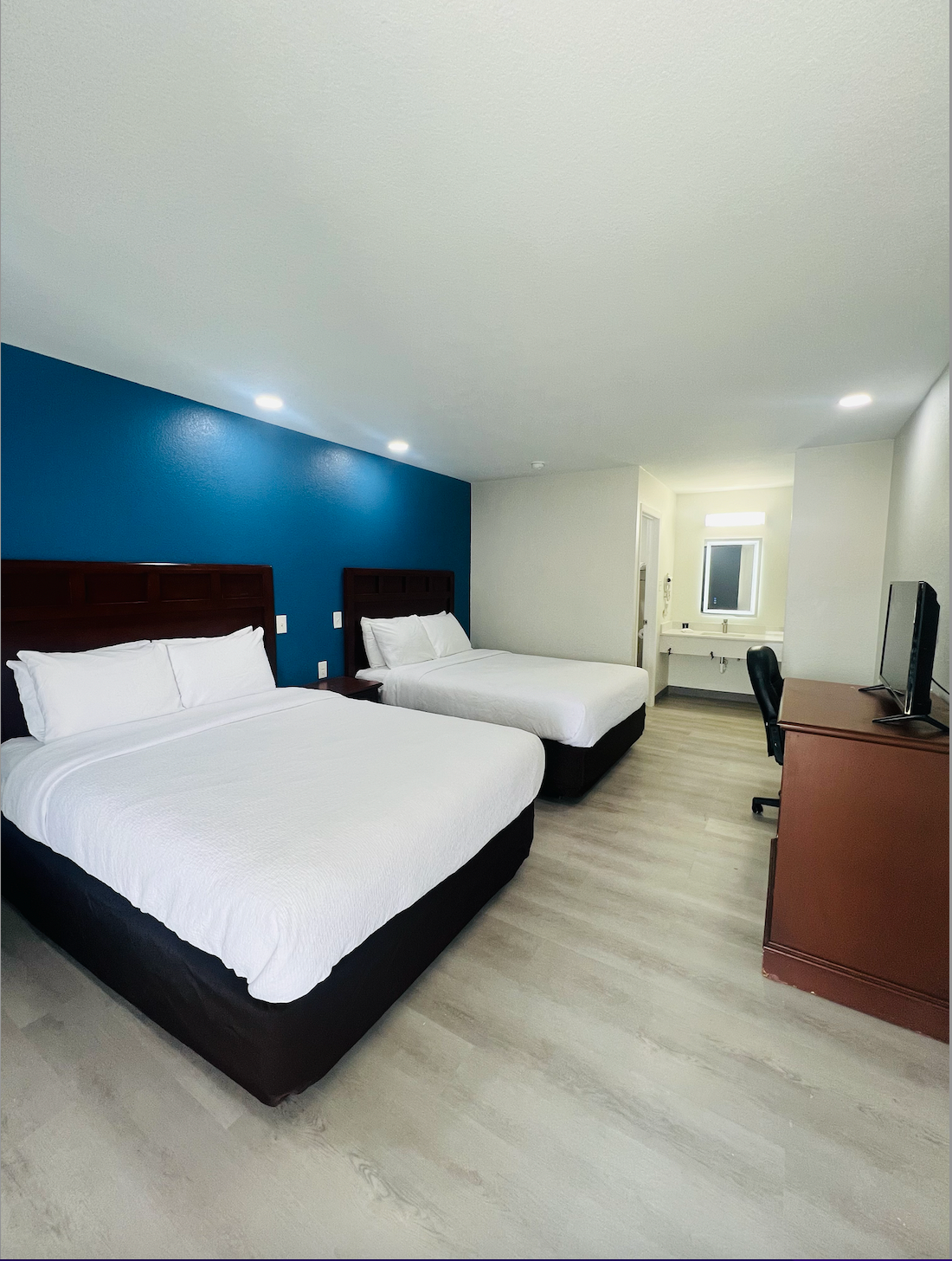 Newly Renovated Hallmark Inn - Photo 10