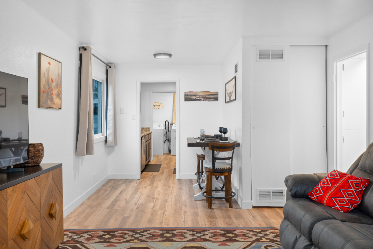 Quiet and Secure 1-Bed Apartment Fully Furnished 1 Block from Hospital Perfect for Traveling Profess - Photo 2