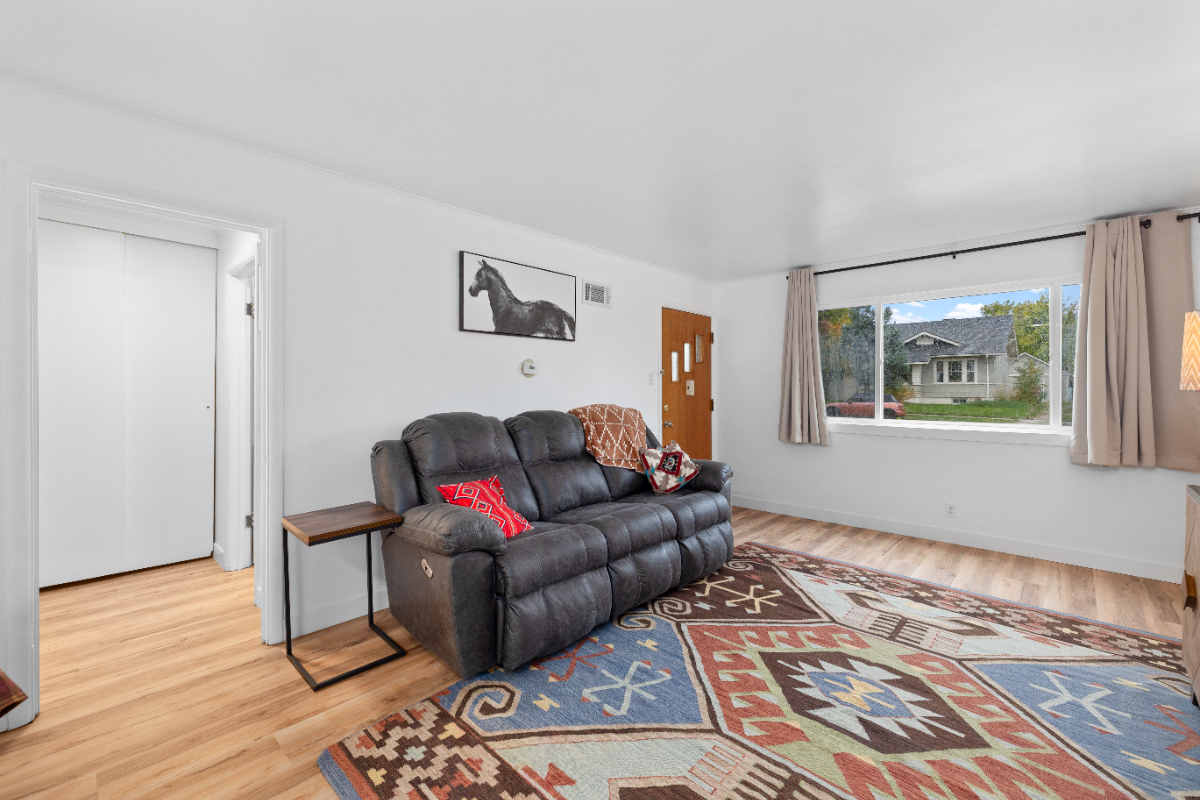 Quiet and Secure 1-Bed Apartment Fully Furnished 1 Block from Hospital Perfect for Traveling Profess - Photo 6