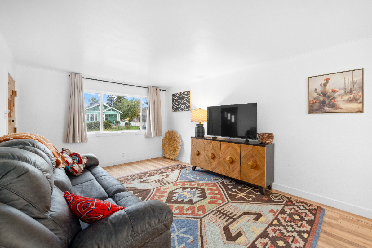 Quiet and Secure 1-Bed Apartment Fully Furnished 1 Block from Hospital Perfect for Traveling Profess - Photo 9