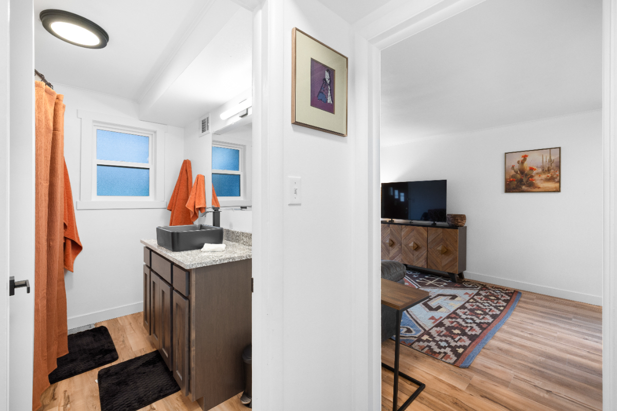 Quiet and Secure 1-Bed Apartment Fully Furnished 1 Block from Hospital Perfect for Traveling Profess - Photo 12