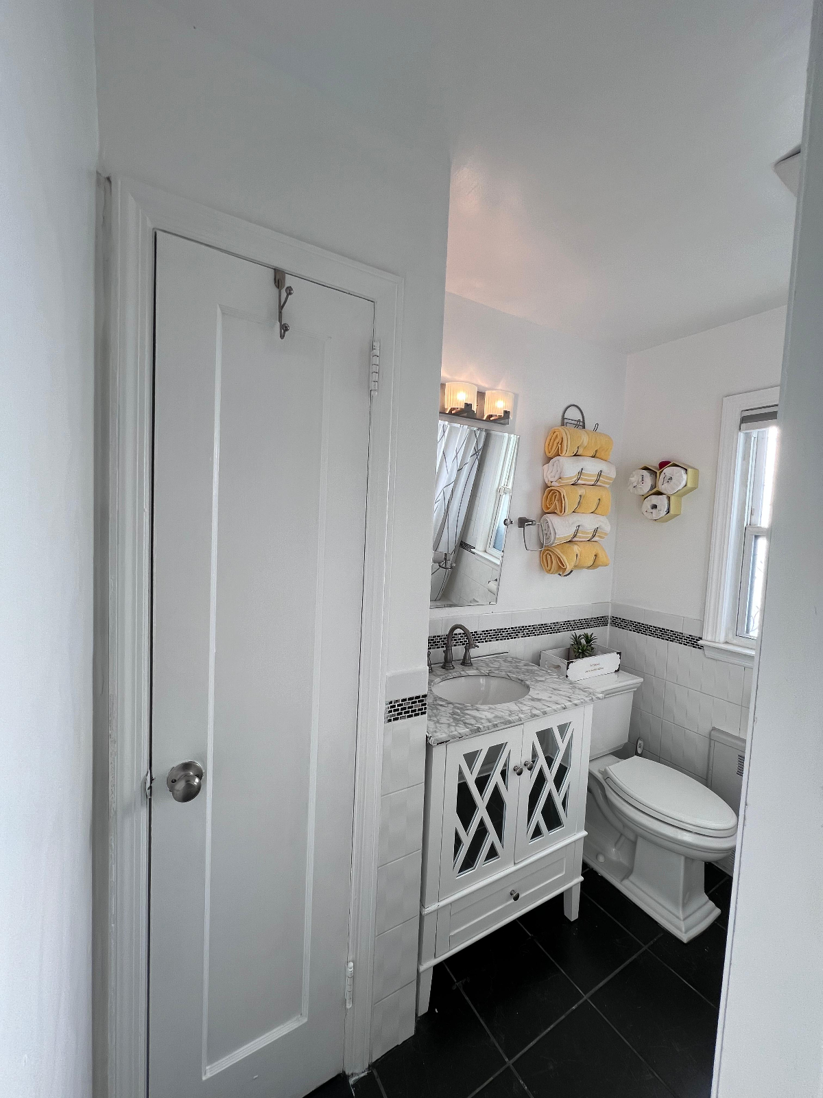 Private Modern Furnished 1BR with Washer & Dryer Access - Photo 4