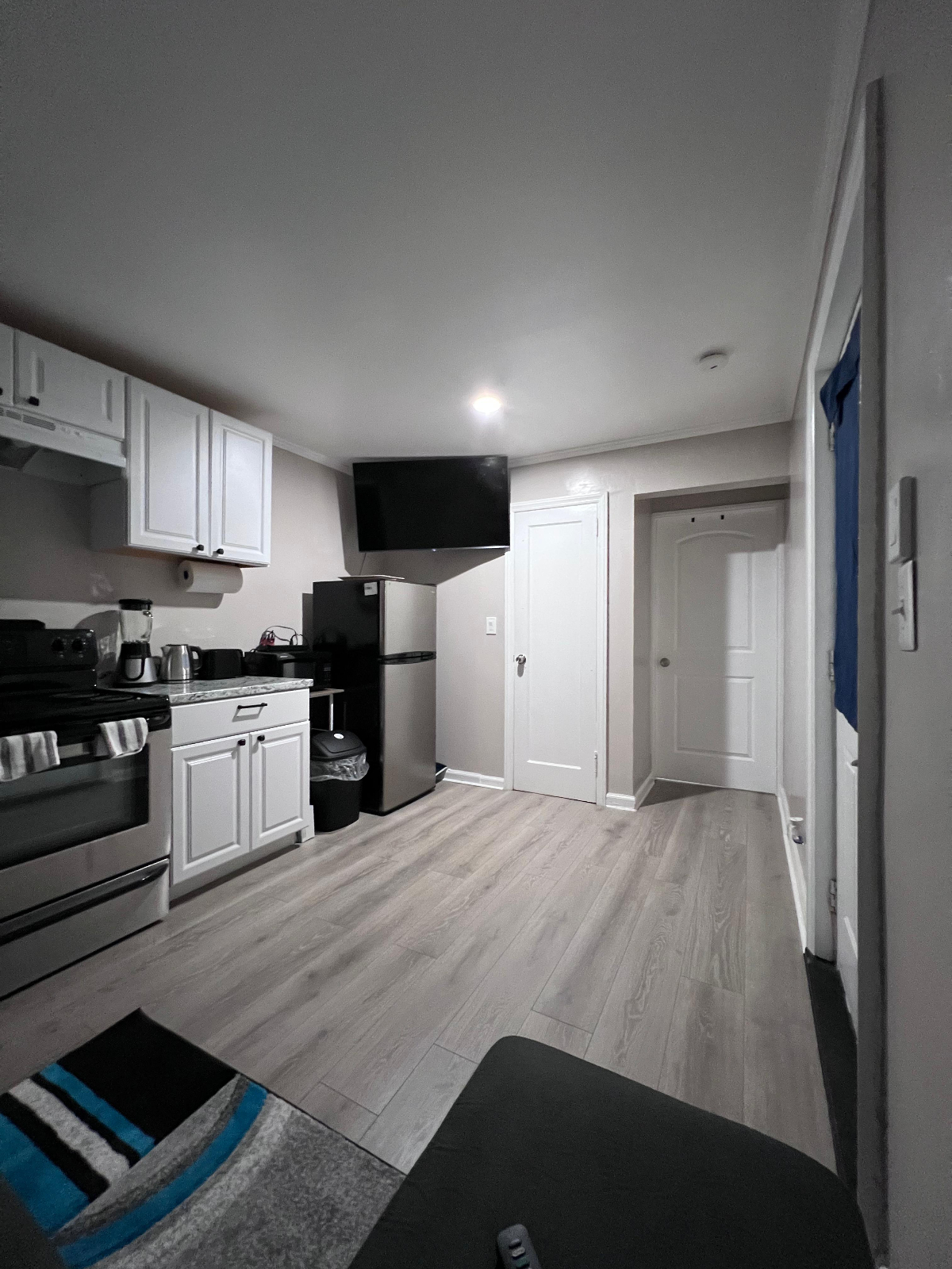 Private Modern Furnished 1BR with Washer & Dryer Access - Photo 1
