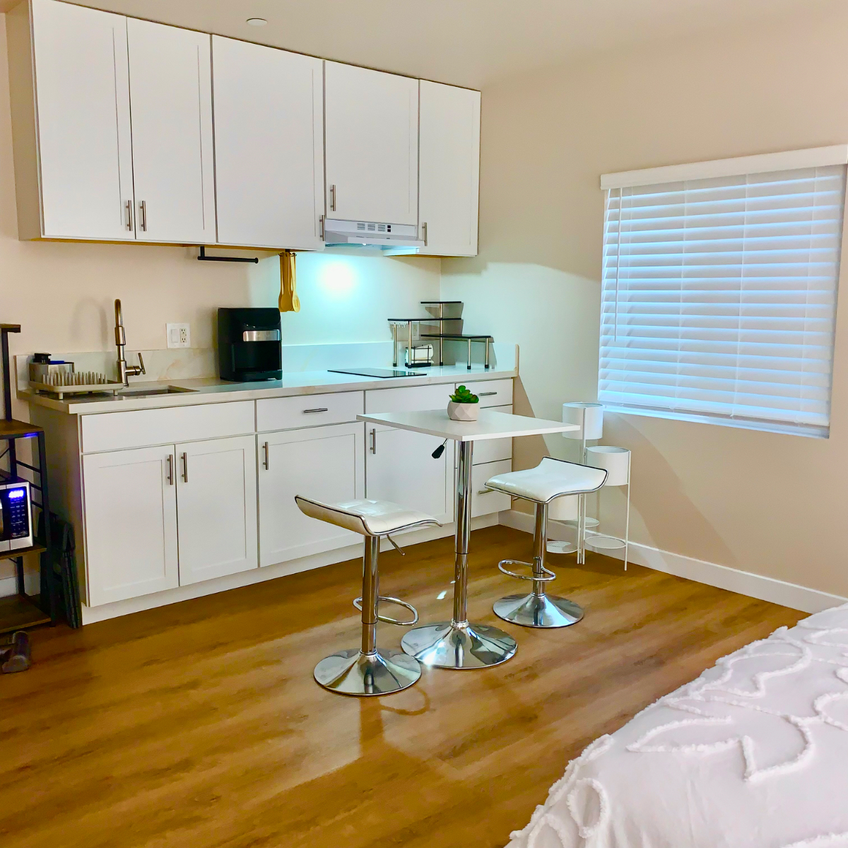 The Chic Spanish Style Suite, Ventura, CA. This beautifully furnished, newly built Spanish-style studio offers a private, thoughtfully... - Photo 6