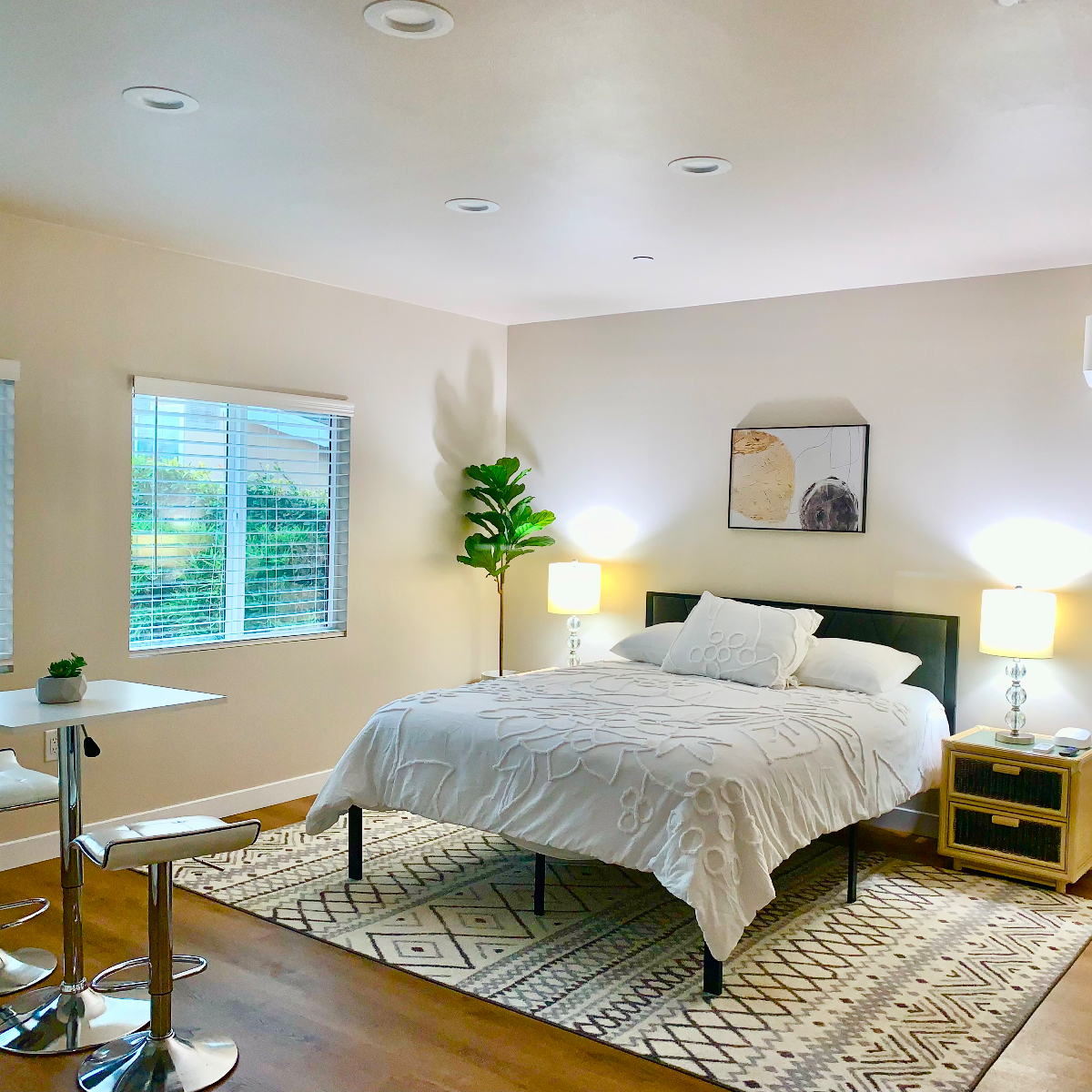 The Chic Spanish Style Suite, Ventura, CA. This beautifully furnished, newly built Spanish-style studio offers a private, thoughtfully... - Photo 3