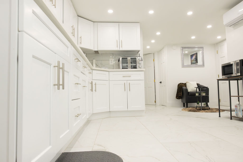 Spacious 2-Bedroom Apartment with Modern Kitchen, Security System, Laundry Service, and Backyard Acc - Photo 7
