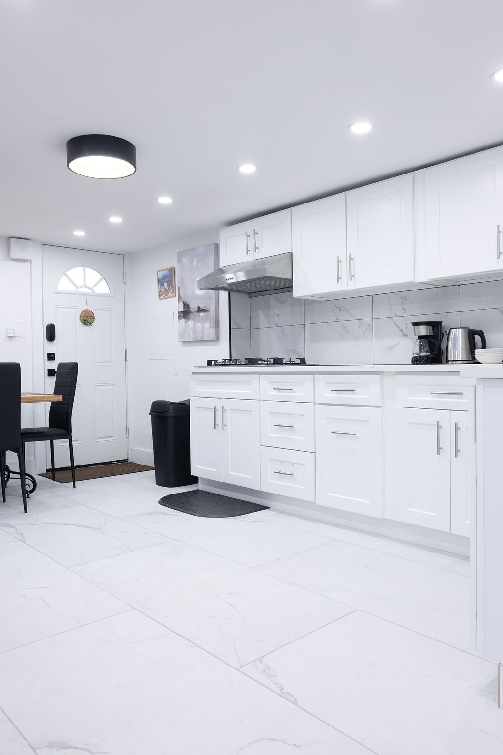 Spacious 2-Bedroom Apartment with Modern Kitchen, Security System, Laundry Service, and Backyard Acc - Photo 10