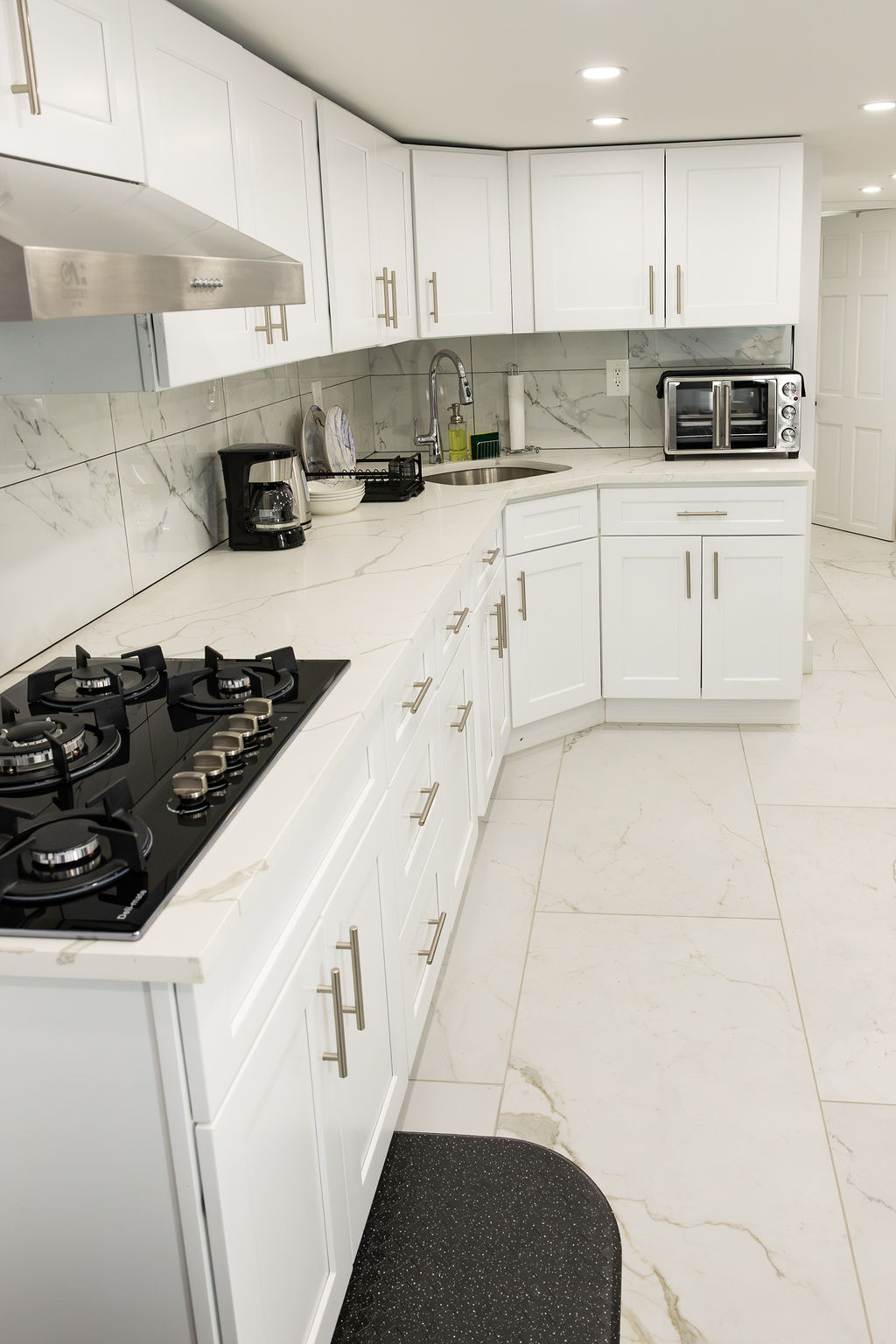 Spacious 2-Bedroom Apartment with Modern Kitchen, Security System, Laundry Service, and Backyard Acc - Photo 8