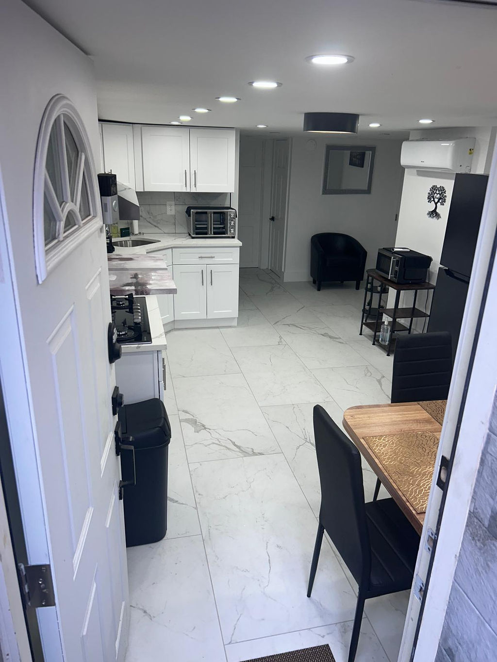 Spacious 2-Bedroom Apartment with Modern Kitchen, Security System, Laundry Service, and Backyard Acc - Photo 3