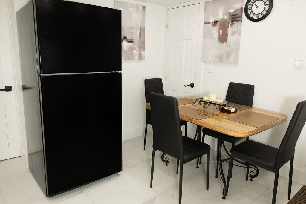 Spacious 2-Bedroom Apartment with Modern Kitchen, Security System, Laundry Service, and Backyard Acc - Photo 11