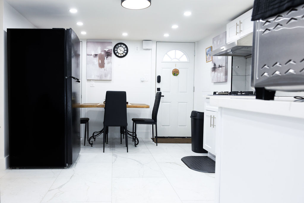 Spacious 2-Bedroom Apartment with Modern Kitchen, Security System, Laundry Service, and Backyard Acc - Photo 12
