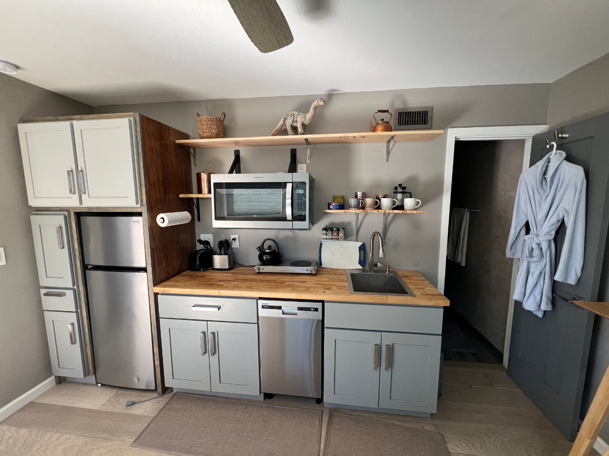 Modern Studio Apartment, with yard and canyon view - Photo 2