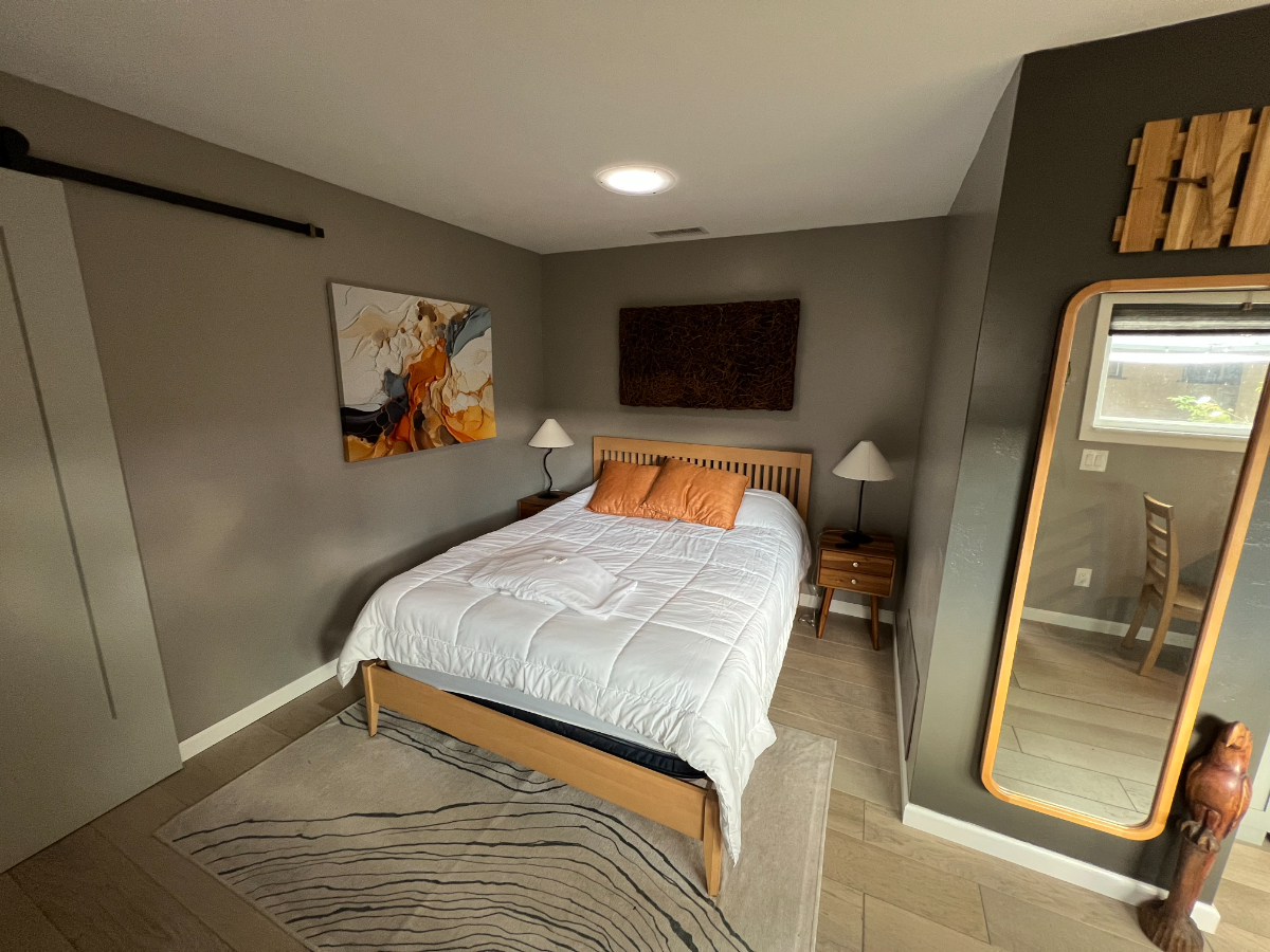 Modern Studio Apartment, with yard and canyon view - Photo 6