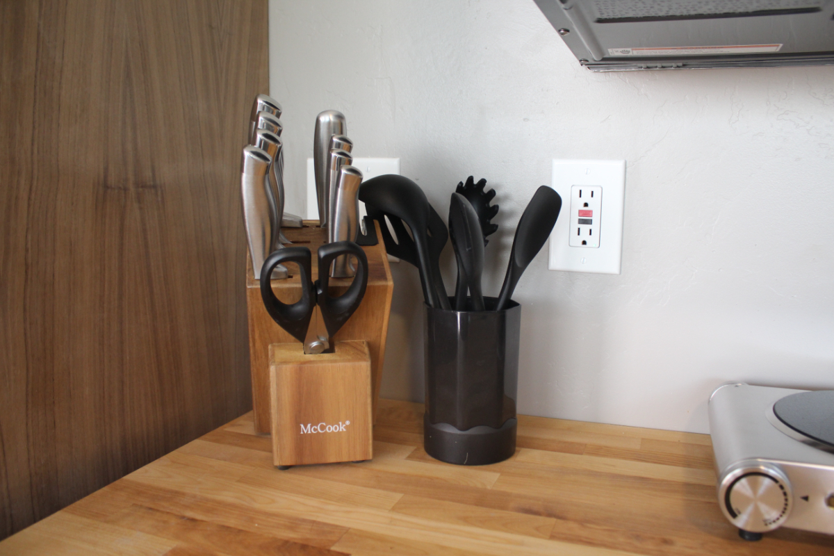 Modern Studio Apartment, with yard and canyon view - Photo 5