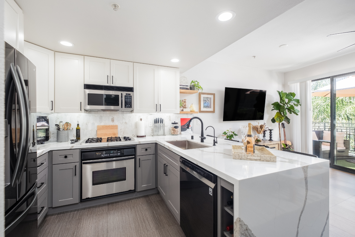 Luxury Little Italy 1 Bed, 1 Bath Condo, Parking Included - Minutes from Restaurants and Waterfront - Photo 4