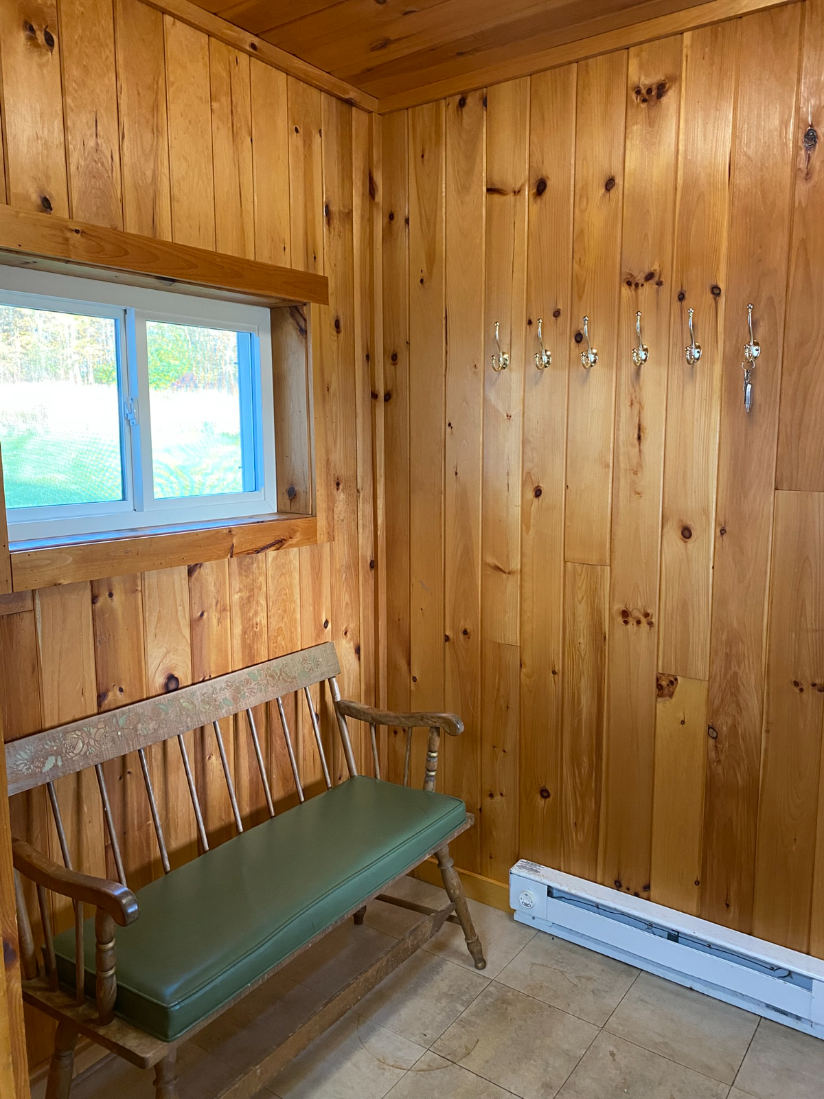 Peaceful 1-Bedroom Home on 10 Acres with Mountain Views, Fast Wi-Fi & All Utilities Included - Photo 3